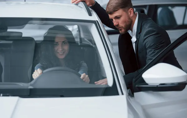 Describe Cómo Sientes Respecto Cliente Femenino Moderno Hombre Negocios Barbudo — Foto de Stock