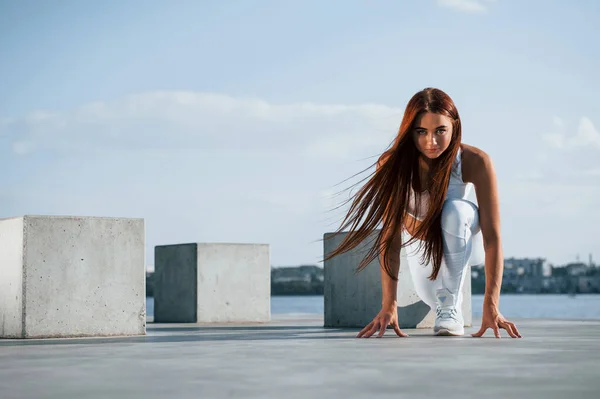 Pronti Corsa Colpo Donna Sportiva Che Esercizi Fitness Vicino Lago — Foto Stock