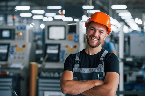 Lachende Gelukkige Werknemer Portret Van Industrieel Arbeider Binnen Fabriek Jonge — Stockfoto