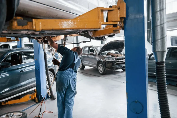 Reparadores Trabajando Con Coches Rotos Salón Vehículos Muchos Los Transportes — Foto de Stock