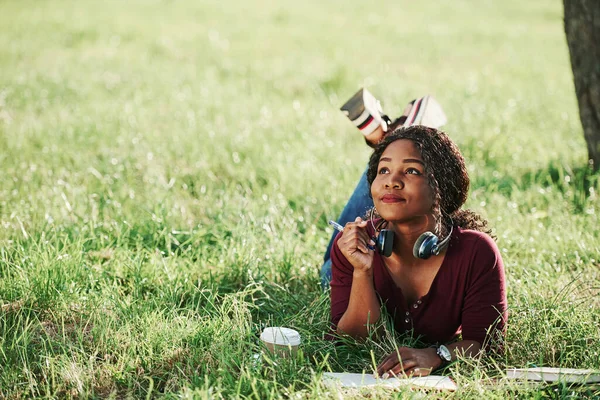 Writer Thinks How Finish Chapter Cheerful African American Woman Park — Stock Photo, Image