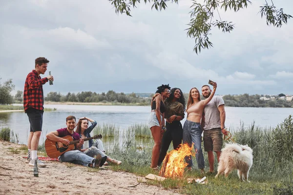 Chwyć Chwilę Grupa Ludzi Organizuje Piknik Plaży Przyjaciele Bawcie Się — Zdjęcie stockowe