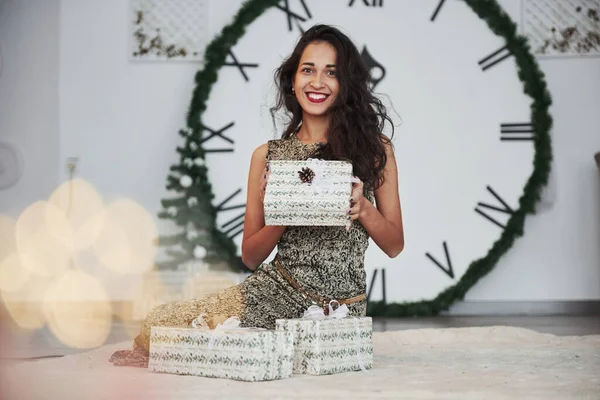 Tengo Regalo Donna Con Grande Orologio Dietro Lei Seduta Con — Foto Stock