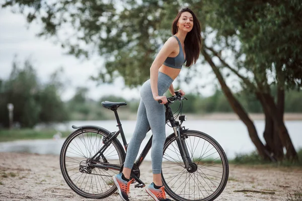 Clima Nublado Ciclista Femenina Con Buena Forma Corporal Pie Con —  Fotos de Stock
