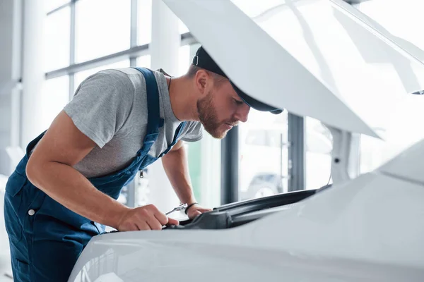 Checking Details Okay Man Blue Uniform Black Hat Repairing Damaged — Stock Photo, Image