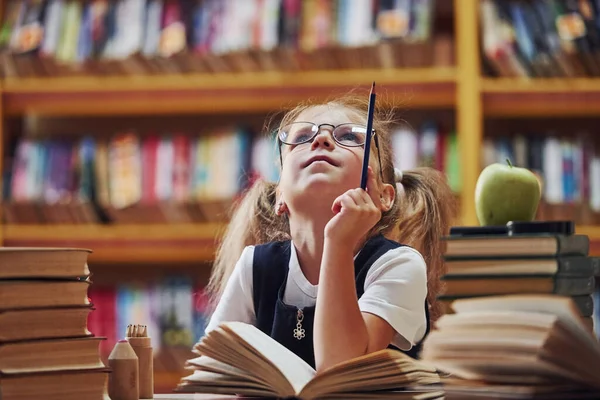 Mira Hacia Arriba Linda Niña Con Coletas Está Biblioteca Apple — Foto de Stock