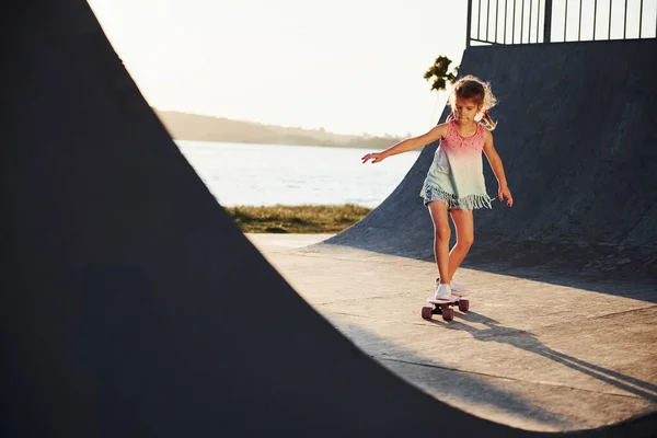 Sonniger Tag Kinder Haben Spaß Beim Skaten Der Rampe Fröhliches — Stockfoto