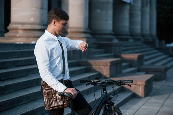 Gitme Vakti Geldi Siyah Bisikletli Resmi Giysili Bir Işadamı Şehirde — Stok fotoğraf