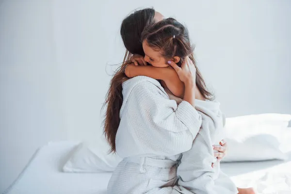 Elkaar Omhelzen Jonge Moeder Met Haar Dochter Hebben Schoonheid Dag — Stockfoto