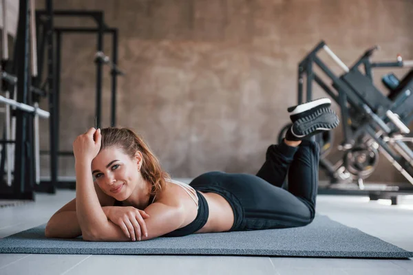 Alegre Humor Foto Hermosa Mujer Rubia Gimnasio Fin Semana —  Fotos de Stock