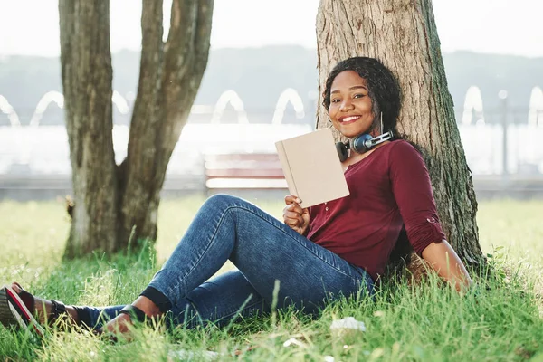 Hello Cheerful African American Woman Park Summertime — Stock Photo, Image