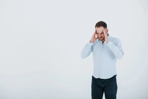 Overwerkt Voelt Slecht Man Officiële Kleding Staat Tegen Witte Achtergrond — Stockfoto