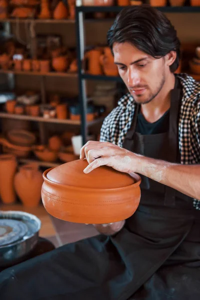 Jovem Ceramista Detém Produto Artesanal Fresco Feito Argila Nas Mãos — Fotografia de Stock