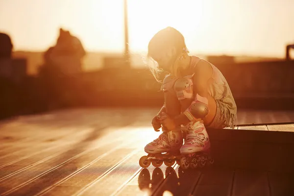 Felice Ragazzo Carino Con Suoi Pattini Rotelle Incredibile Luce Solare — Foto Stock