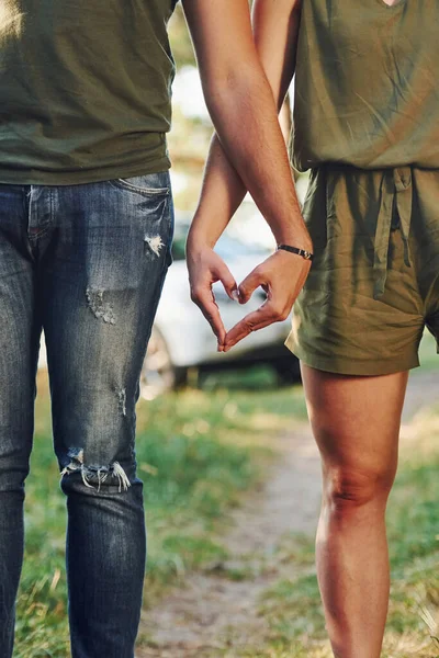 Faire Geste Cœur Amour Par Les Mains Jeune Couple Passer — Photo