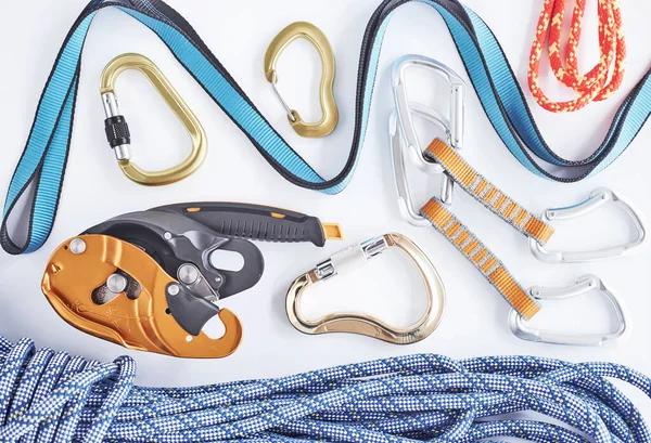 Cesur insanlar için. Üst Manzara. Beyaz masada yatan güvenlik için tırmanma ekipmanları. Ekstrem spor anlayışı.