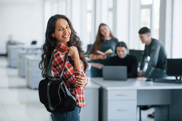 Håller Svart Väska Ungdomar Tillfälliga Kläder Som Arbetar Det Moderna — Stockfoto