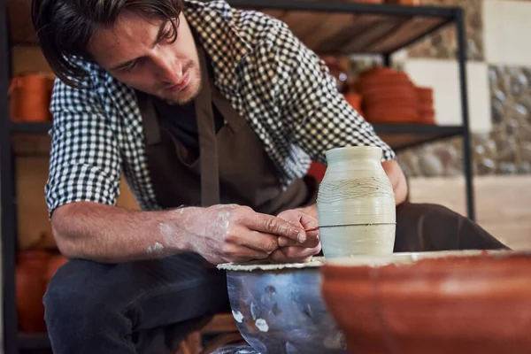 Maakt Lijnen Met Gereedschap Keramist Maakt Gebruik Van Pottenbakkerswiel Maakt — Stockfoto