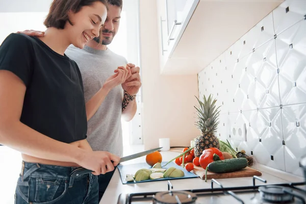 あのリンゴを味わえ 若いですカップルで現代的なキッチンに自宅で週末時間で朝 — ストック写真