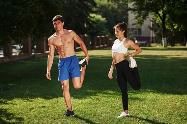 Los Chicos Tienen Buenos Abdominales Hombre Mujer Tienen Día Fitness —  Fotos de Stock