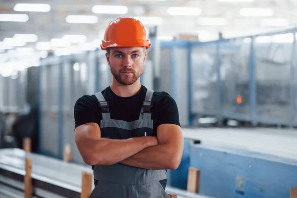 Steht Mit Verschränkten Armen Porträt Eines Männlichen Industriearbeiters Einer Fabrik — Stockfoto