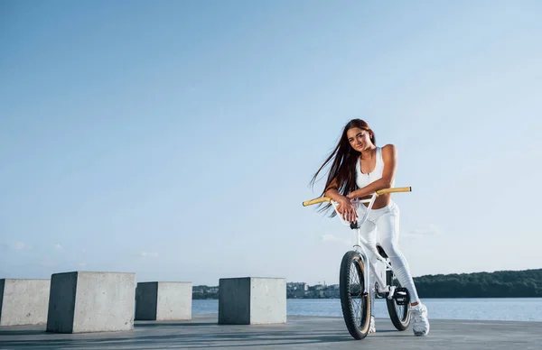 Kobieta Jeździ Rowerze Ciągu Dnia Pobliżu Jeziora Kobieta Fitness Sportowej — Zdjęcie stockowe