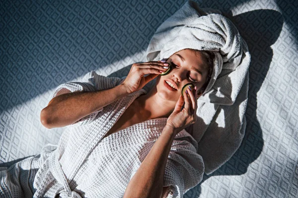 Jeune Femme Positive Avec Serviette Sur Tête Couchée Sur Lit — Photo