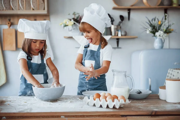 Rodzinne Dzieci Białym Mundurze Kucharza Przygotowujące Jedzenie Kuchni — Zdjęcie stockowe