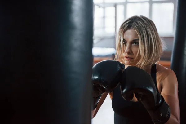 Sostén Los Brazos Listo Para Patada Boxeadora Está Golpeando Bolsa — Foto de Stock