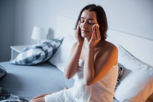 Siente Satisfecho Hora Maquillarse Mujer Sienta Cama Usa Cosméticos Para —  Fotos de Stock