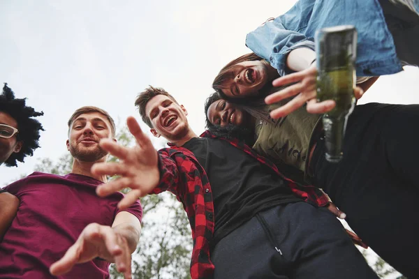 Bonsoir Des Groupes Ethniques Multiples Font Fête Extérieur Vue Bas — Photo