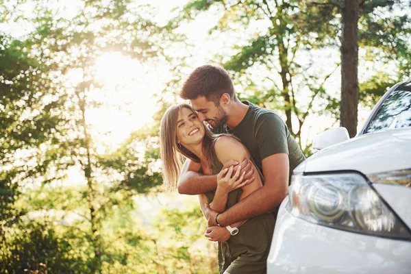 Partie Avant Voiture Blanche Beau Jeune Couple Passer Bon Moment — Photo