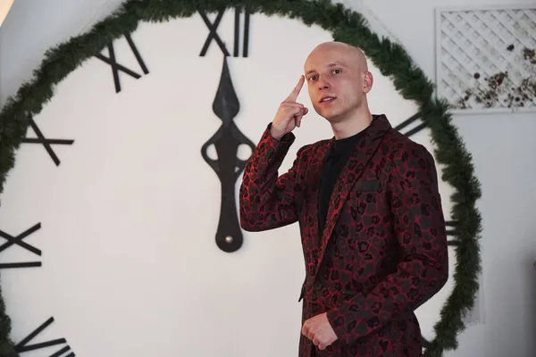 New Year Has Come Bald Guy Standing Big Watch — Stock Photo, Image