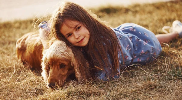 Sentirse Feliz Abrazar Mascota Linda Niña Pequeña Tiene Paseo Con — Foto de Stock