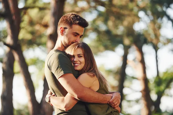 快乐在一起 拥抱在一起 这对年轻漂亮的夫妇白天在森林里玩得很开心 — 图库照片