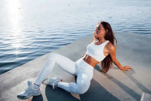 Mujer Fitness Descansando Cerca Del Lago Durante Día Hermosa Luz — Foto de Stock