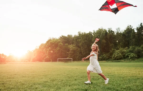 Sola Prado Chica Feliz Ropa Blanca Divertirse Con Cometa Campo —  Fotos de Stock