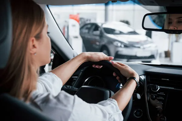 Reflexión Espejo Hermosa Chica Rubia Sentada Coche Nuevo Con Interior — Foto de Stock