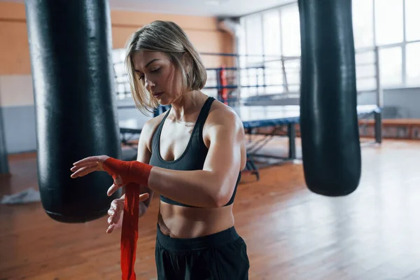 Rote Handwickel Vorbereitung Auf Das Boxtraining Fitnessstudio Erwachsene Blonde Frau — Stockfoto