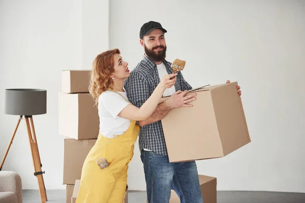 Schilder Muren Gelukkig Stel Samen Hun Nieuwe Huis Beweging — Stockfoto