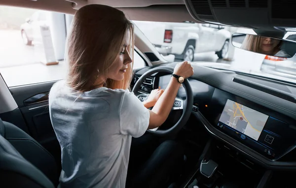 Map Digital Screen Girl Modern Car Salon Daytime Indoors Buying — Stock Photo, Image