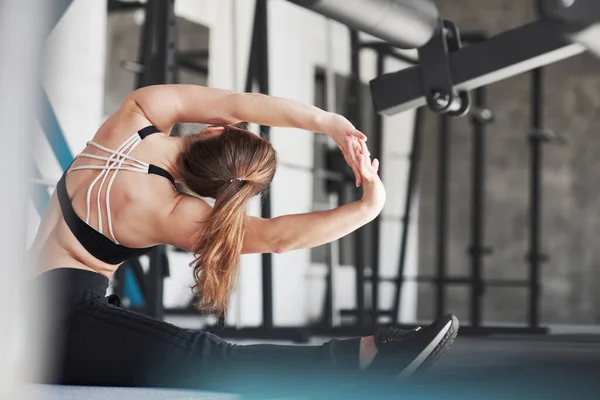 Ligero Estiramiento Foto Hermosa Mujer Rubia Gimnasio Fin Semana — Foto de Stock