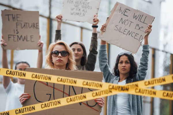 Недовольные Люди Группа Феминисток Протестует Свои Права Открытом Воздухе — стоковое фото