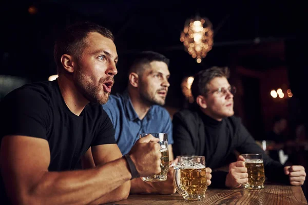 Drei Sportfans Einer Bar Beim Fußballgucken Mit Bier Der Hand — Stockfoto