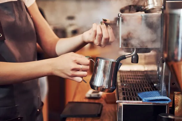 Taze içki böyle yapılır. Genç bayan kafe çalışanı içeride. İş ve hizmet kavramı.
