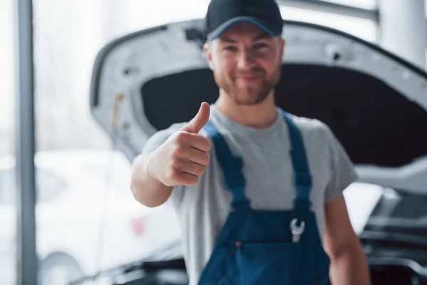 Bom Trabalho Empregado Uniforme Cor Azul Fica Salão Automóvel — Fotografia de Stock