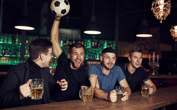 Futbol Topuyla Bir Gol Zaferi Kutluyoruz Sporsever Bir Barda Ellerinde — Stok fotoğraf