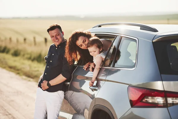 Essaie Ouvrir Porte Belles Personnes Est Dans Voiture Moderne Leurs — Photo