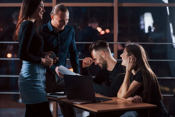 Witzelnd Team Junger Geschäftsleute Arbeitet Nachts Büro Ihrem Projekt — Stockfoto