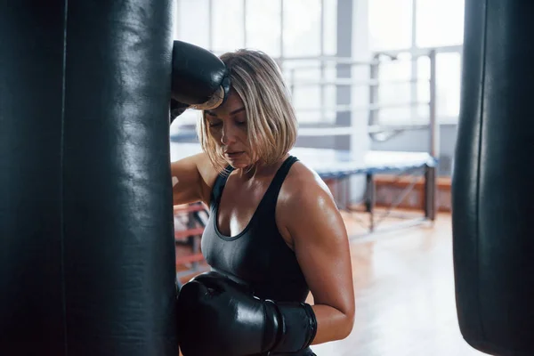 Siento Agotado Cansado Después Del Entrenamiento Descansando Gimnasio Para Entrenamiento — Foto de Stock